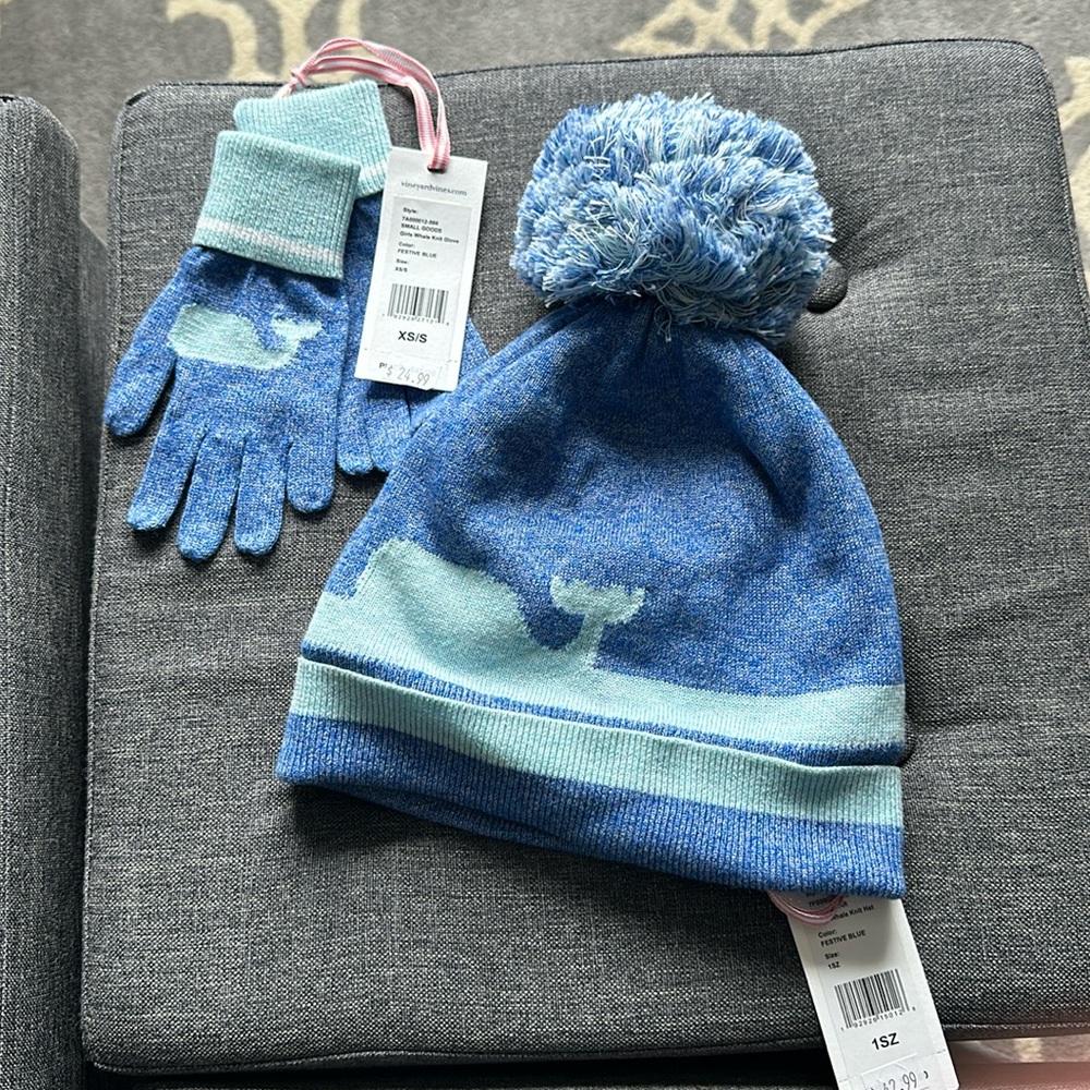 Vineyard vines matching hat and gloves